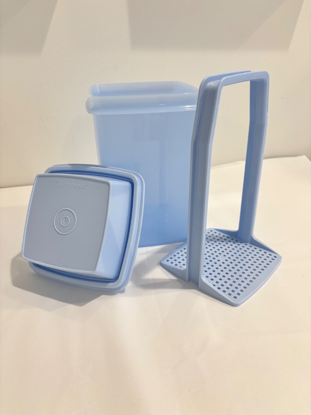 TUPPERWARE pickle keeper Pic A Deli storage container 3 piece set light blue